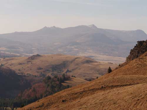 Foto Piatra Pintiut, vf Siva si Gutaiul (c) Petru Goja